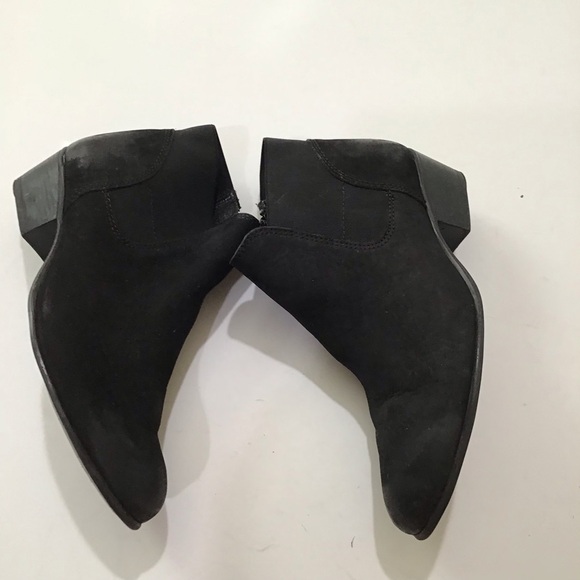 Steve Madden factory distressed Sz 10 Chelsea ankle booties black leather suede - Picture 1 of 4
